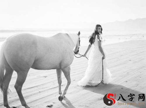 梦见自己被马追到处躲