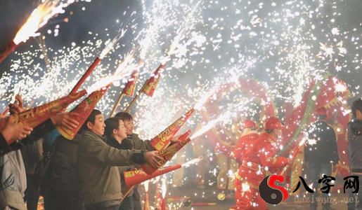 梦见放鞭炮过年