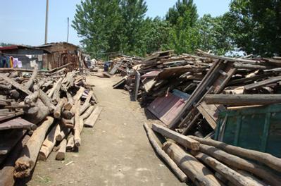 农村一些收购废旧木材的商贩据说能年赛博体育入百万看看是如何做到的(图1)