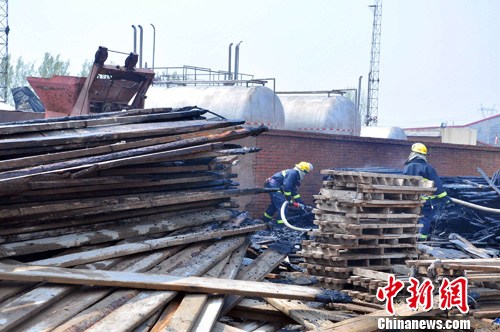 赛博体育河北秦皇岛一液化加气站附近木材加工厂起火(图2)