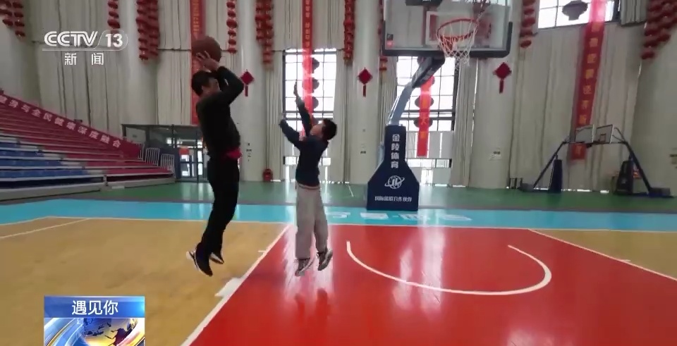遇见你丨王磊：大山里的“篮球少年” 由铁圈和木板承载的“篮球梦”赛博体育(图2)