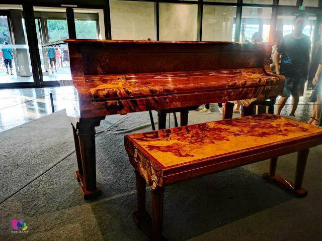 赛博体育世界第一架外壳用40多种木材制成的钢琴耗时四年纯手工拼接而成(图1)