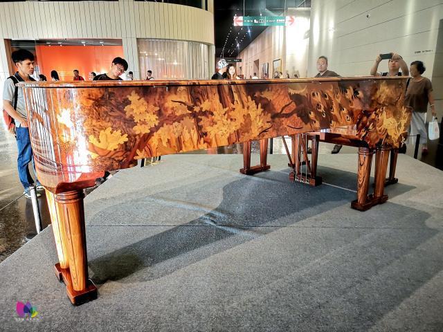 赛博体育世界第一架外壳用40多种木材制成的钢琴耗时四年纯手工拼接而成(图4)