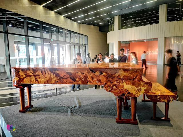 赛博体育世界第一架外壳用40多种木材制成的钢琴耗时四年纯手工拼接而成(图2)