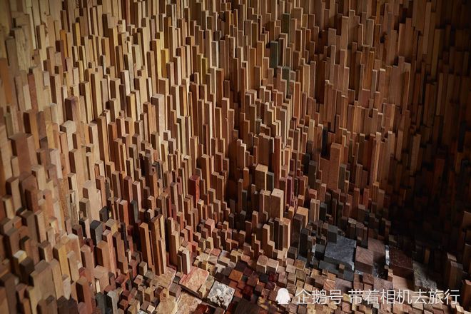 赛博体育设计师用上万种木材拼合出特殊房屋室内相当震撼(图2)