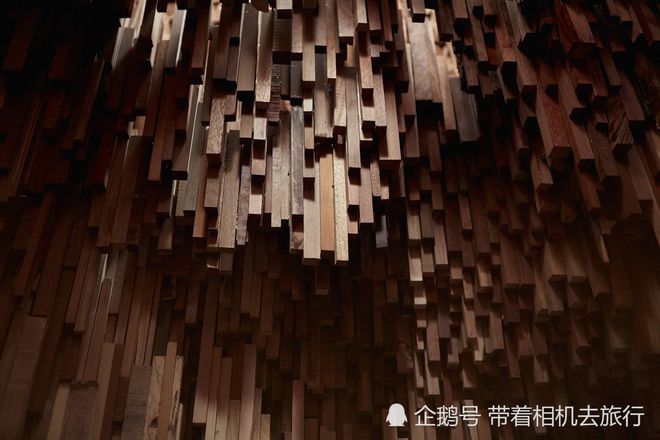 赛博体育设计师用上万种木材拼合出特殊房屋室内相当震撼(图3)
