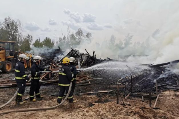 赛博体育靖边望夏村附近的木材加工厂发生火灾！(图2)